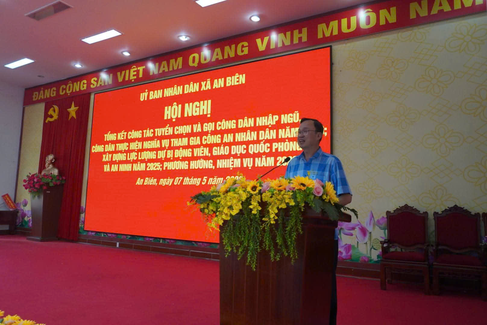 Phó Chủ tịch UBND xã Nguyễn Quốc Xinh phát biểu tại hội nghị
